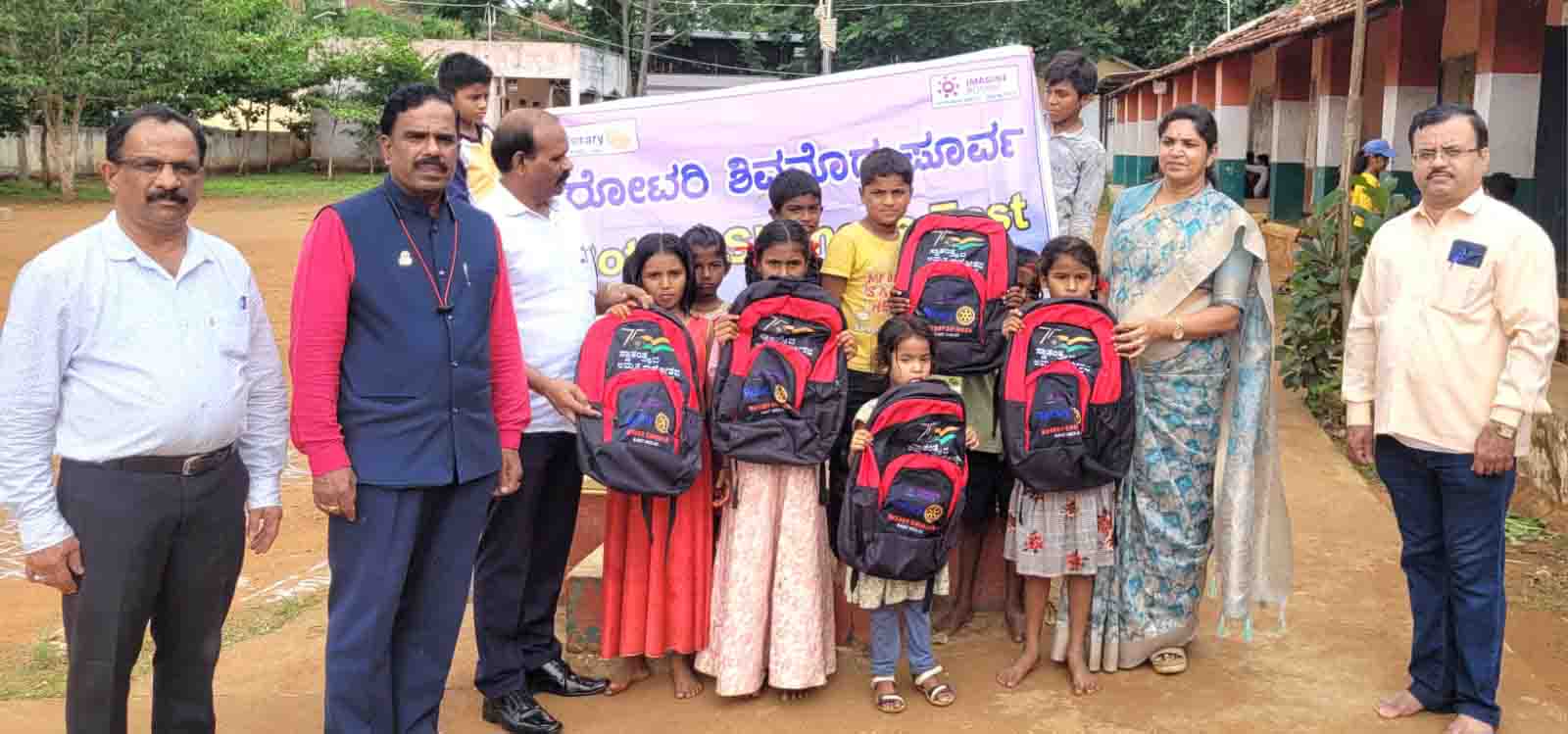 ಸರ್ಕಾರಿ ಶಾಲೆ ಮಕ್ಕಳಿಗೆ ರೋಟರಿ ಶಿವಮೊಗ್ಗ ಪೂರ್ವ ವತಿಯಿಂದ ಲೇಖನ ಸಾಮಾಗ್ರಿ ವಿತರಣೆ