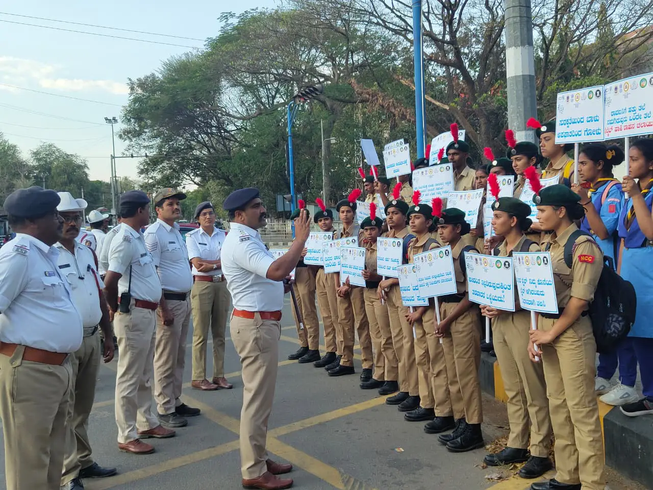 ಸಂಚಾರಿ ಪೊಲೀಸರಾಗಿ ಕಾರ್ಯ ನಿರ್ವಹಿಸಿದ ವಿದ್ಯಾರ್ಥಿಗಳು, ಎನ್‌ ಇ ಎಸ್‌ ಶಿವಮೊಗ್ಗ